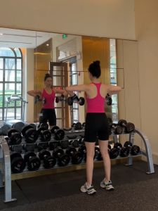 ชุดโยคะสปอร์ตแฟชั่นฤดูร้อนใหม่ ชุดกีฬาสองชิ้น ผ้าฝ้ายระบายอากาศได้ดี แห้งเร็ว ใส่สบาย สำหรับผู้หญิง