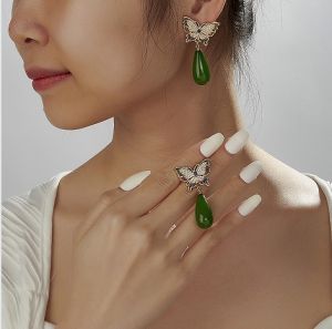 SEQUITO Charming Ladies Ear Jewelry Yellow Gold Plated Red Green Artificial Pearl Pendant Butterfly Shape Long Drop Earrings Prom Party Accessories SE980