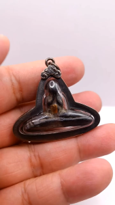 K651 พระปิดตา เข่ากว้าง หลวงพ่อครน วัดบางแซะ เนื้อคลุกรัก กรอบ โบราณ ขนาด 4.0x5.0 ซม. พร้อมส่ง