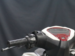 Motorcycle rearview mirror modification with 360° mounting screws and included height-increasing screws.