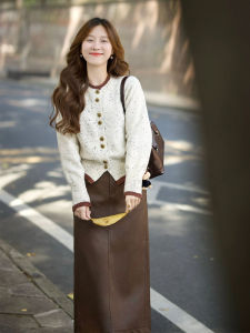 ชุดเสื้อคาร์ดิแกนสเวตเตอร์และกระโปรงหนังเอวสูงสองชิ้น ชุดแฟชั่นฤดูใบไม้ร่วง/ฤดูหนาว สไตล์หวานๆ หรูหรา สำหรับผู้หญิงวัย 18-25 ปี