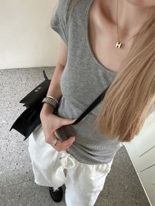 เสื้อยืดคอกลมแขนสั้นทรงสลิมฟิตสำหรับผู้หญิง ฤดูใบไม้ผลิ 2025 เสื้อเชิ้ตแขนสั้นสีเทาแบบสวมไหล่ตรง เสื้อผ้าทำงานลำลอง