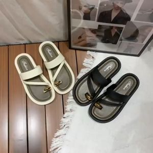AVVET Sandal Wanita Flat Jelly 7048 Terbaru Sandal Pantai Slip-On Sol Lembut Antiselip Sandal Luar Ruangan Empuk Sol Rubber Kekinian
