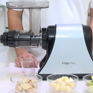 OSCAR รุ่น DA1200 เครื่องคั้นแยกกากผักผลไม้ ที่โค้ชผู้ป่วยโรคร้ายแนะนำ  ที่เน้นสกัดผัก ผลไม้ และ สมุนไพร  เช่น ขิง กระชาย ต้นอ่อนข้าวสาลี เครื่องคั้นน้ําผลไม้ Oscar - Lazada