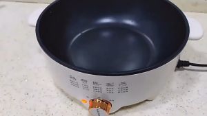Nồi lẩu điện đa năng công xuất lớn 1300W. Lòng nồi chống dính tuyệt đối.dung tích lên tới 5 lít đủ cho 6-8 người ăn