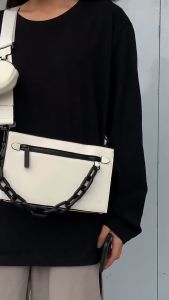 ELACCENT กระเป๋าผู้ชาย กระเป๋าสะพาย ผช กระเป๋าสะพายข้างผู้ชาย กระเป๋าสะพาย ผู้ชาย สำหรับทั้งหญิงและชายกระเป๋าสะพายข้างกล่องใส่กระเป๋ากระเป๋าสะพายข้างกระเป๋าทรงสี่เหลี่ยมมีสายโซ่ กระเป๋า ผช