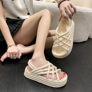 รองเท้าแตะส้นแบนสำหรับผู้หญิง ฤดูร้อนปี 2025 รองเท้าแตะส้นหนาแบบใหม่ สายรัดข้างเดียว รองเท้าแตะส้นแบนสไตล์นางฟ้า รองเท้าแฟชั่นสุดเทรนด์