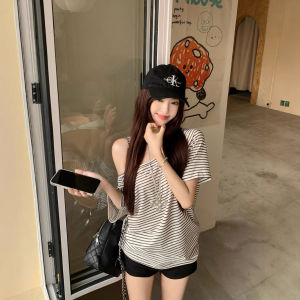 เสื้อยืดแขนสั้นไหล่เดียวสไตล์ฝรั่งเศส ทรงหลวม ลายทาง ทรงเข้ารูป สำหรับนักเรียน ฤดูร้อน 2025 เสื้อผ้าทำงานสำหรับผู้หญิง