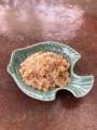ปลาป่นแห้ง พร้อมทานกับข้าวเหนียวมูน หรือแตงโม ผลไม้. 