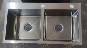 Chậu rửa chén bát inox 304 mạ nano đen ( Màu xám đen hay gọi là màu đen than) 2 hố cân 2 hố lệch 82 cm x 45 cm hoặc 78 cm x 43 cm.