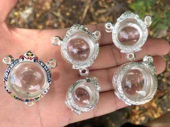 รูปจากผู้ขายบน Lazada: (แถมแหนบ) กรอบเงิน กรอบพระ ตลับเงิน ตลับพระใส่ลูกอม ชานหมาก มีแบบ3ห่วงและ1ห่วง ตั้งราคา ฿159 ขายแล้ว 137 ชิ้น