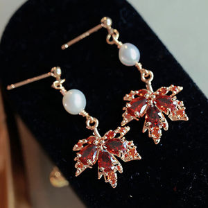 Gold Plated S925 Silver Earrings Natural Freshwater Pearl Red Maple Leaf Vintage High-End Sensation Ear Jewelry Non-Irritating Luxury