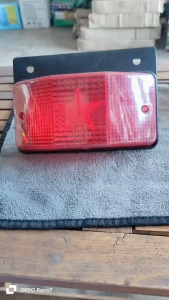 Đèn hông hình chữ nhật lắp xe Hino nắp nhựa đế nhựa kích thước 18x13cm lỗ bắt 137mm có thể lắp bóng đèn 12v 24v. Hàng Việt Nam