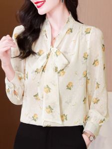 เสื้อเชิ้ตผ้าชีฟองแขนยาวคอวีผูกโบว์ลายผีเสื้อสำหรับคุณแม่วัยกลางคน เสื้อเชิ้ตแฟชั่นฤดูใบไม้ผลิและฤดูใบไม้ร่วงสำหรับผู้หญิง เสื้อเชิ้ตแขนยาวลายดอกไม้