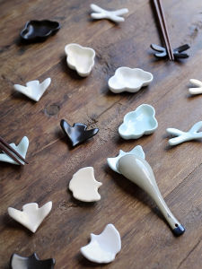 JOTO | Dipping Spoon and Chopstick Rest Set Ceramic Silver Ginkgo Design