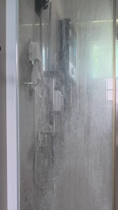 * ไม่ต้องขัด * น้ำยากำจัดตะกรันหินปูนคราบสกปรกที่กระจกกั้นอาบน้ำ ไม่กัดมือไม่กัดผิว