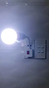 Đuôi đèn lò xo xoay 360 độ kèm công tắc