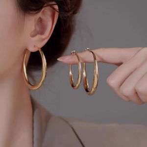Exaggerated Silver Hoop Earrings Womens Simple Circle Fashion Jewelry Bright Shine Ear Cuff Design Sensation High-End Feel