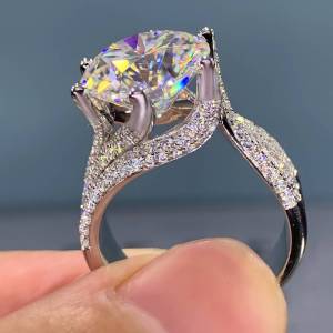 Huitan Elegant Women Ring Inlaid Charming Shiny Round CZ Versatile Daily Party Accessories for Lady Fashion Jewelry for Wedding