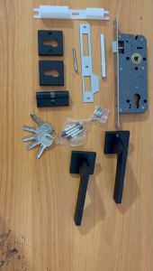1 SET HANDLE PINTU RUMAH MODEL LEVER LOCK / WARNA HITAM / DESIGN MODERN / LENGKAP TINGGAL PASANG