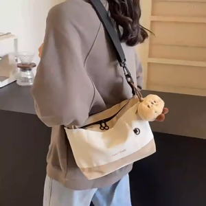 MOUSSON กระเป๋าสะพายข้างผ้าไนลอนเบาสบายสำหรับผู้หญิง แฟชั่นฤดูใบไม้ผลิ ดีไซน์เรียบหรูพร้อมลายตัวอักษรและสีตัดกัน