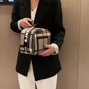 กระเป๋าแฟชั่น กระเป๋าถือผู้หญิง กระเป๋าเครื่องสําอาง หนัง PU พร้อมส่ง สีอาร์เทน สวยงาม