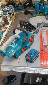 TOTAL Cordless Brushless Chain Saw 20V 900W Bar Length: 30cm (12") 0.13L Lubrication Tank Battery Combo - TGSLI20128