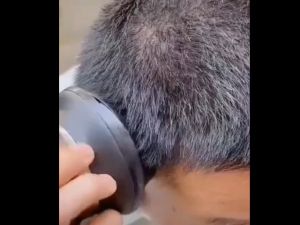 ตัดผมรวดเร็วใน 1 นาที เครื่องตัดผม ปัตตาเลี่ยนตัดผม สไตล์ใหม่ ปัตตาเลี่ยนผมจานบิน กำจัดขนแบบ 360° โดยไม่มีปลายตาย 3000mah ไม่เจ็บหนังศีรษะ ปัตตาเลี่ยนผม เครื่องตัดขน ปัตตาเลี่ยนผมจานบิน เครื่องตัดผมจานบิน