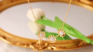 Dây chuyền nữ titan ba hoa cúc đính đá trắng