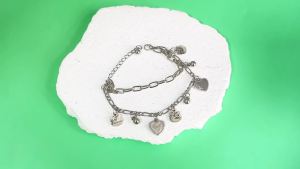 Sanrio | Vòng Tay Charm Nhiều Lớp Hello Kitty Tông Màu Bạc Dây Đeo Tay Hợp Kim Kẽm Có Thể Điều Chỉnh Với Charm Hình Kitty & Trái Tim Dành Cho Bé Gái