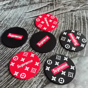 เสื่อแดชบอร์ดแบบไม่ลื่นรถยนต์ที่วางโทรศัพท์พร้อมหมายเลขที่จอดรถแผ่งหน้าปัดแผ่นไม้เหนียวถือกุญแจเหรียญเหรียญการ์ดแว่นตา