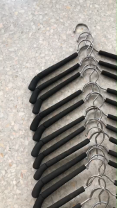 ไม้แขวนเสื้อ สีดำ แพ็คละ10ชิ้น  (มือ 2 ) พร้อมส่งในไทย