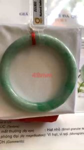 Vòng Cẩm Thạch tự nhiên Kiểm Định Sjc J55302 Xanh Đậu Lý A Sao Sao Sao Vip 49mm x chột 8mm Màu Trắng Xanh Bông đậu vân lý tươi đậm bóng đều đẹp sang nữ 45kg - 49kg đeo có 4480k ạ
