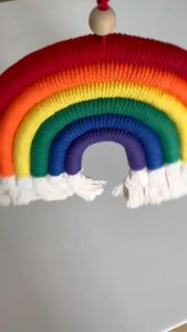 สายเชื้อ LGBT รูปลักษณ์ มาคราเม่ พู่ งานฝีมือ ตกแต่งบ้าน แขวนผนัง ศิลปะ ของขวัญ ปัจจุบัน เกย์ เลสเบี้ยน สี Pride และมีขนาด 51cm