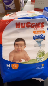 Huggies tã quần size M 18 cái chất liệu mềm mại thoáng khí phù hợp cho bé từ 7-12 kg.