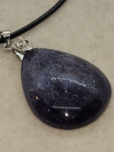 [Vannz] Unique Natural Iolite (with strawberry inclusion) Necklace (with certificate)