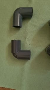 Konektor Fitting Knee elbow pipa PVC warna Putih & abu-abu ukuran mulai 1/2" 5/8" 3/4" & 1 inch atau ID 16 20 22 26 & 32 mm