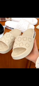 🩴YLW🩴รองเท้าแตะ น้องหมีน่ารัก พื้นนุ่มพิเศษ เหมาะสำหรับใส่ในบ้าน และห้องน้ำ สไตล์เรียบง่าย