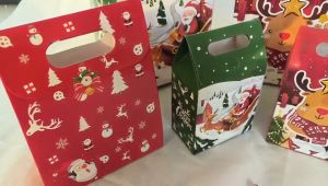 กล่องของขวัญ Merry Christmas สีดาง สีเขียว มีฝาปิด หูหิ้ว กระดาษหนาพิมพ์ลายเกรด A สีสดคมชัด พร้อมส่ง