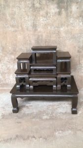 KODANG  โต๊ะหมู่บูชาไม้สัก หมู่ 7 หน้า 4  (ทั้งชุดรวมฐาน) สีโอ๊ค ขนาด กว้าง 34 ซม. ยาว 48 ซม. สูง 43 ซม.