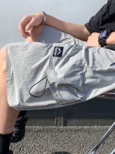 กางเกงขาสั้นทรงหลวมสไตล์อเมริกันสำหรับผู้ชาย กางเกงขายาวห้าส่วน กระเป๋าใหญ่ แฟชั่นฤดูร้อน 2024 กางเกงขายาวห้าส่วน ทรงหลวม ไซส์ใหญ่