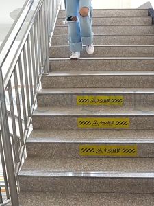 Băng Keo Dính Nhám Cát Dán Bậc Thang Chống Trơn Trượt Dài 5 Mét Tránh Té Ngã Trẻ Em Người Lớn Tuổi