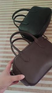 [ Original Vegetable Tanning Leather ] Qiuzhen Wide Genuine Leather Bag Casual Messenger Bag Shoulder Portable Bowling Bag Women