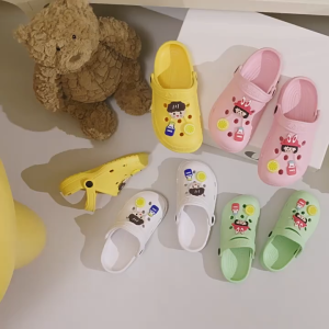 รองเท้าแตะรูใหม่ แฟชั่น DIY พร้อมดอกไม้สำหรับเด็ก รองเท้าแตะรู รองเท้าในสวน ขนาด 30-35.