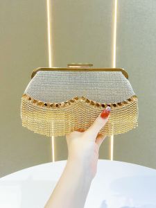 กระเป๋าถือดีไซน์หรูหราพร้อมห้อยคริสตัล กระเป๋าสะพายข้างแฟชั่นสำหรับงานเลี้ยง กระเป๋าถือแบบมีสายสะพายไหล่ กระเป๋า PU ขนาดเล็ก