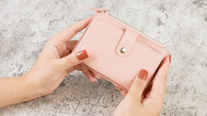 SEA YADOU กระเป๋าสตางค์ผู้หญิงขนาดเล็กแบบบาง พร้อมช่องใส่บัตรหลายช่องและซิป ทำจากหนังเทียมทนทาน น้ำหนักเบาเหมาะสำหรับพกพาทุกวัน