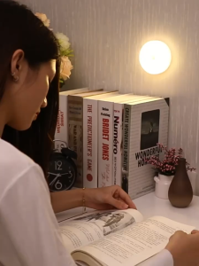 ปุ่มไฟกลางคืนขนาดเล็กห้องนอนนอน USB ชาร์จมือถือไม่ได้เสียบปลั๊กไฟดูดแม่เหล็กไฟฟ้าโคมไฟกลางคืนยามค่ำคืนโคมไฟหอพัก