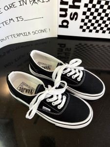 รองเท้าผ้าใบผู้ชายผู้หญิงสไตล์เกาหลีสีดำ ทรงต่ำ ระบายอากาศได้ดี สวมใส่สบาย รองเท้าผ้าใบลำลองสำหรับคู่รัก