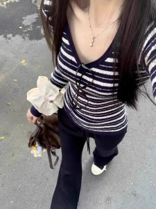 Spring 2025 Early American Retro Slim Fit Short V-Neck Knitwear Womens Overhead Soft Stripe T-Shirt Korean Style Commute