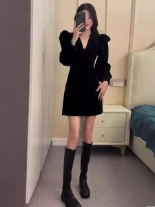 Váy Đen Ngắn Tay Bồng Thanh Lịch Mùa Thu Đông Phong Cách Hepburn Váy Midi Chữ a Cổ Chữ V Váy Ngắn Ôm Vừa Vặn Cho Nữ